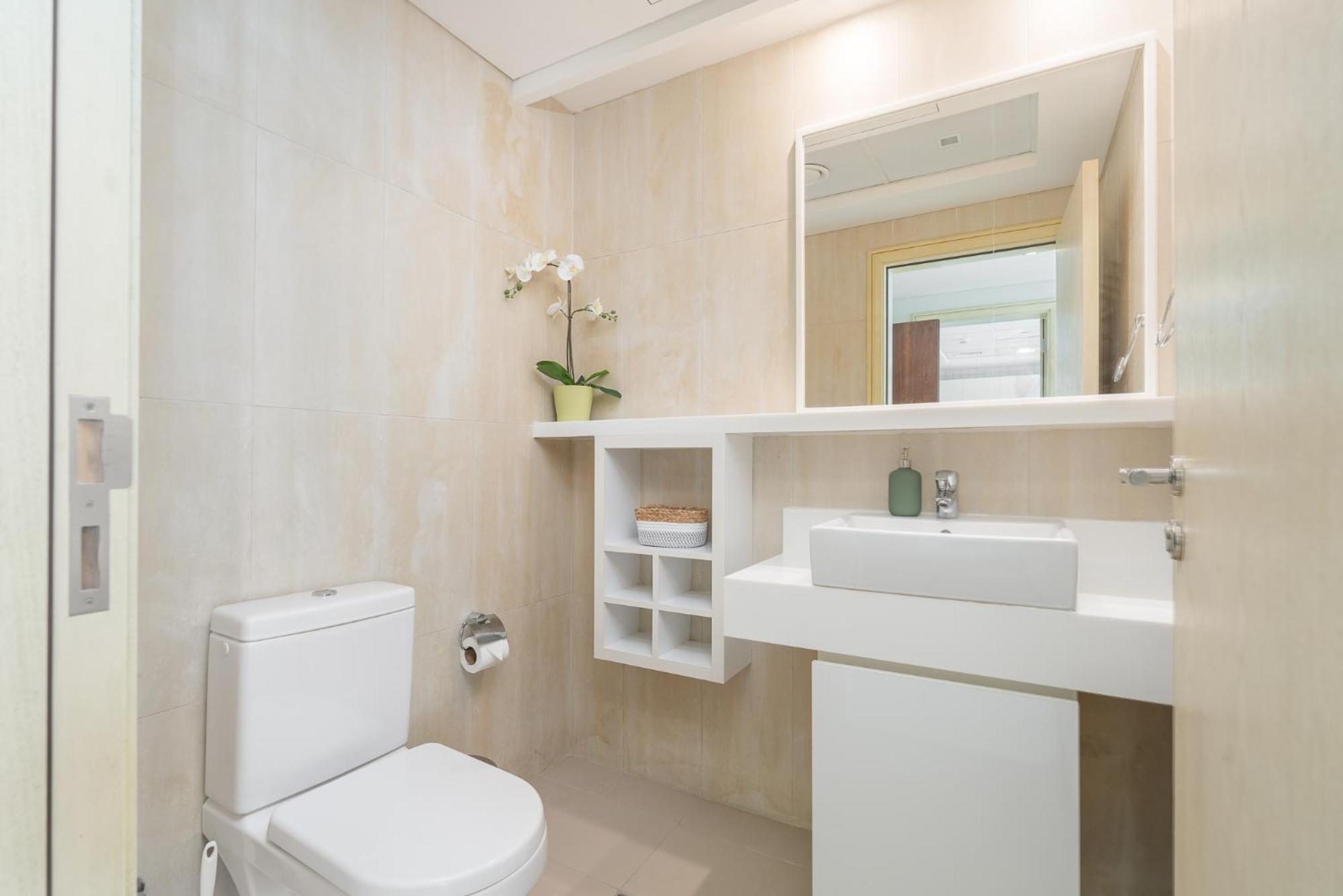Lavish 3br With Pool Access In Al Bateen Apartment *