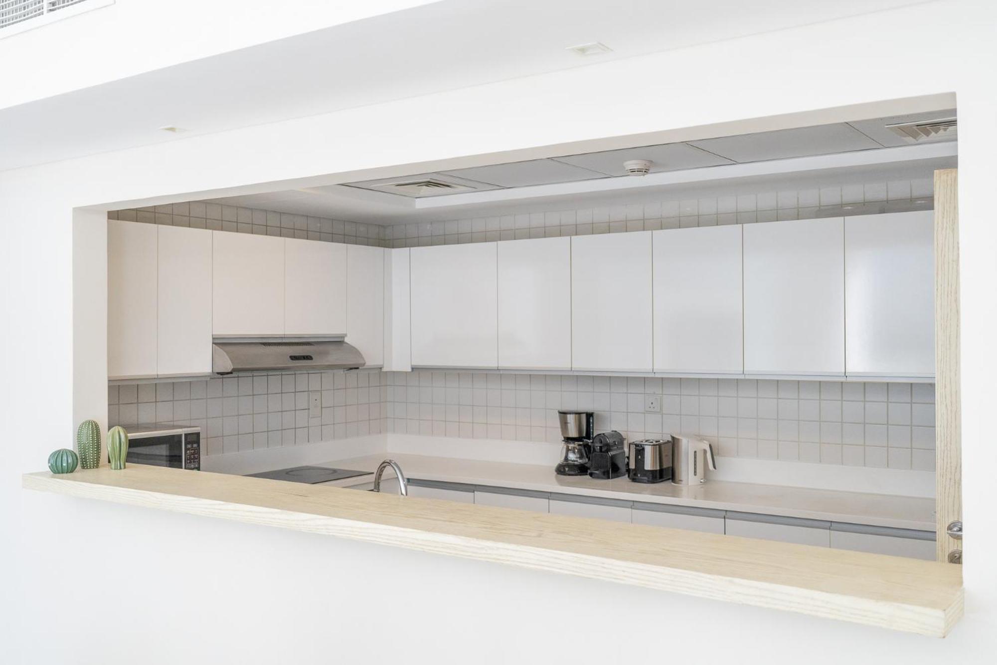 Apartment Lavish 3br With Pool Access In Al Bateen *
