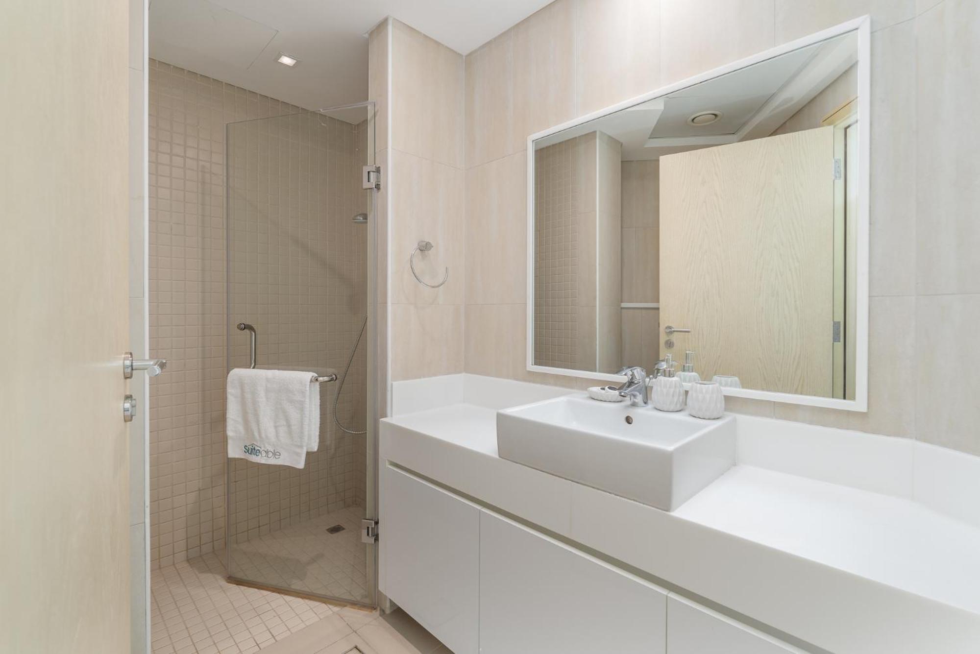 Apartment Lavish 3br With Pool Access In Al Bateen Dubai