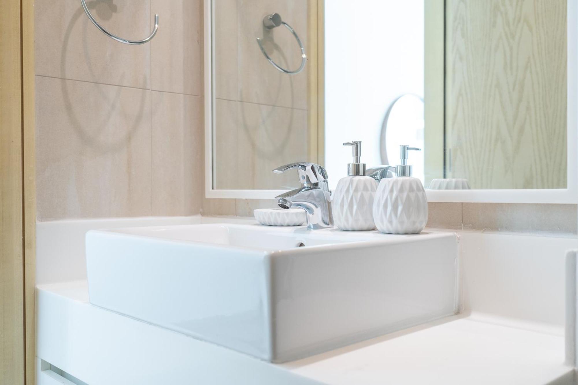 Lavish 3br With Pool Access In Al Bateen Apartment *