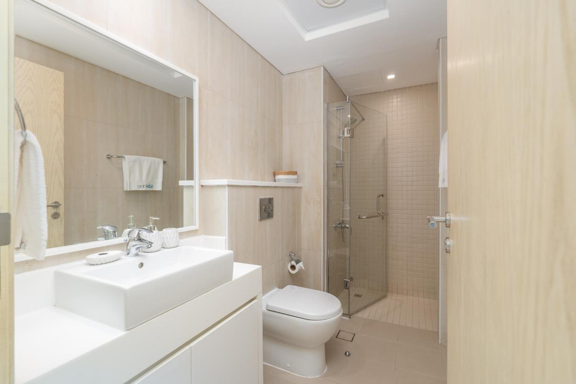 Lavish 3br With Pool Access In Al Bateen Dubai