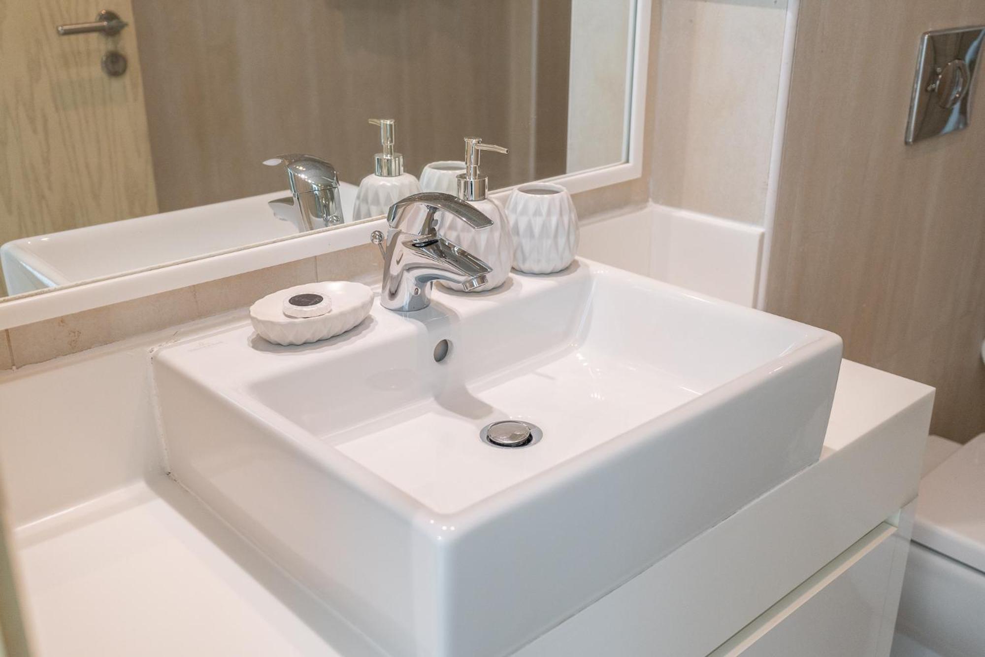 Lavish 3br With Pool Access In Al Bateen * Dubai