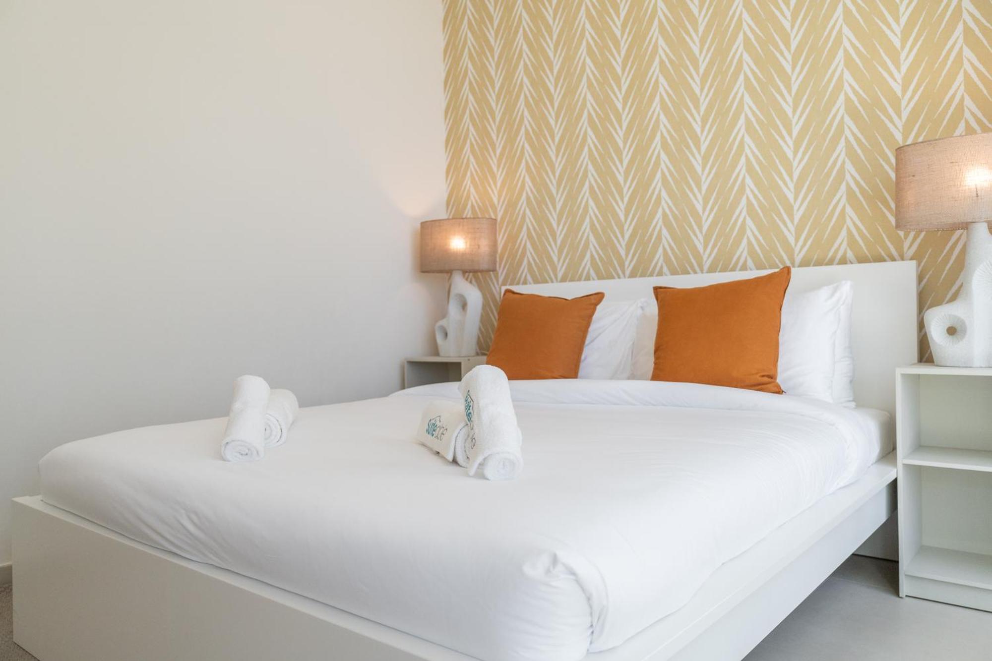 Lavish 3br With Pool Access In Al Bateen Apartment *