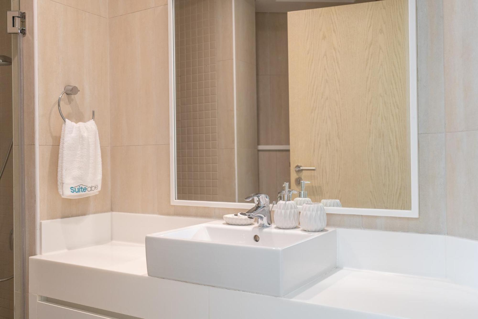 Apartment Lavish 3br With Pool Access In Al Bateen *