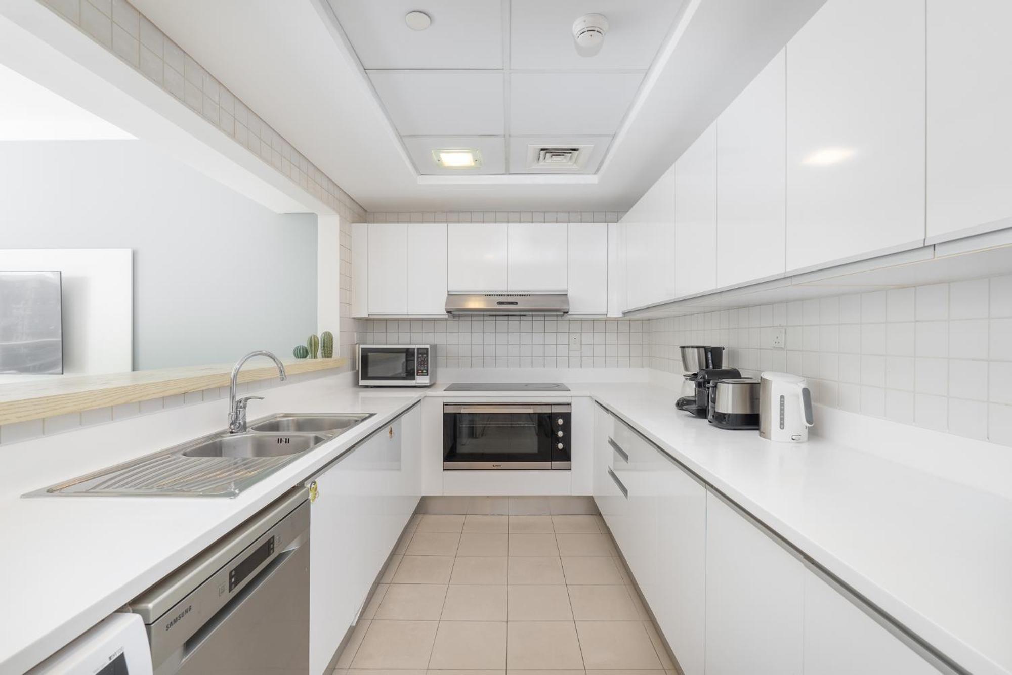 Apartment Lavish 3br With Pool Access In Al Bateen Dubai