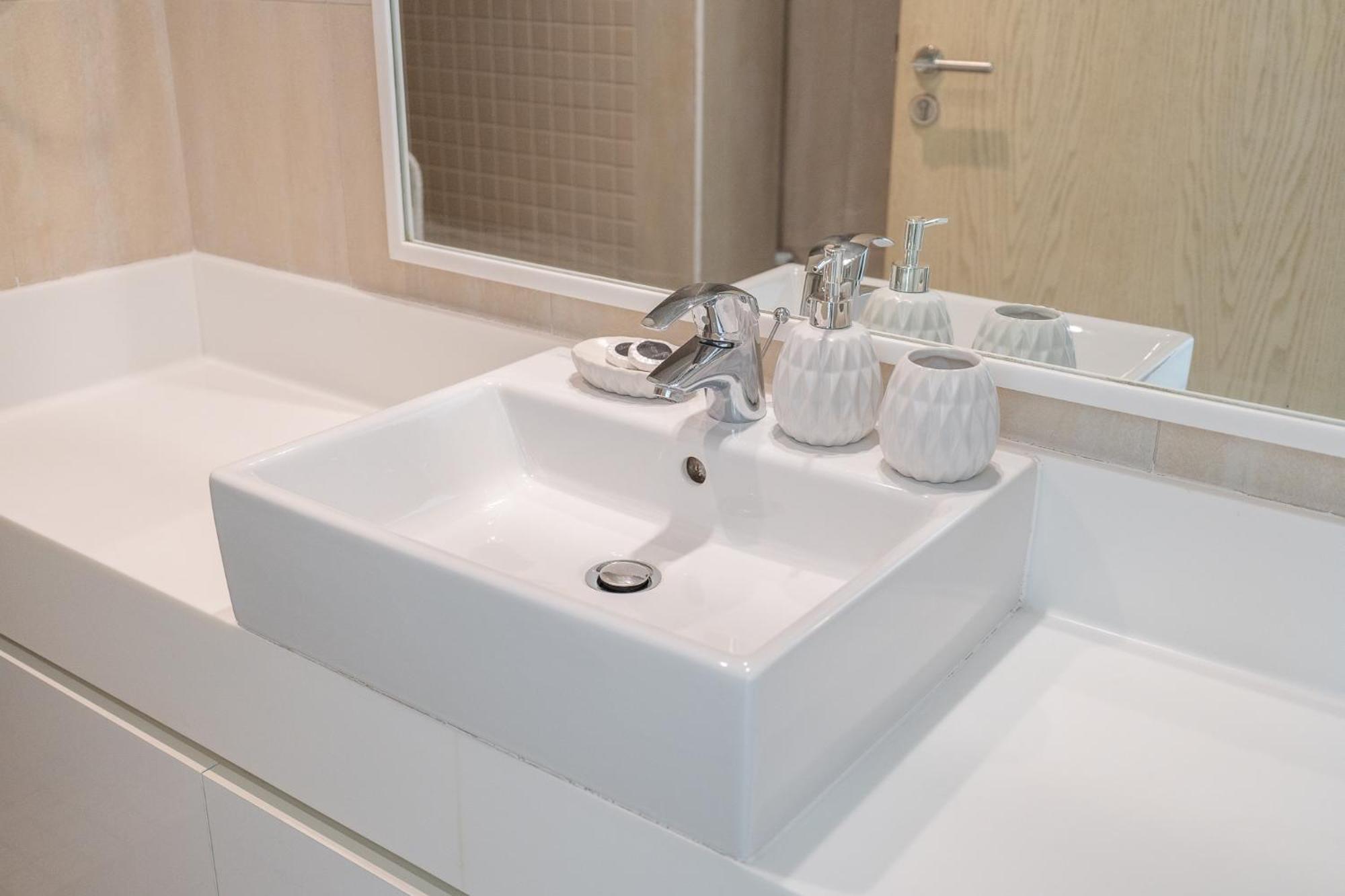 Apartment Lavish 3br With Pool Access In Al Bateen Dubai