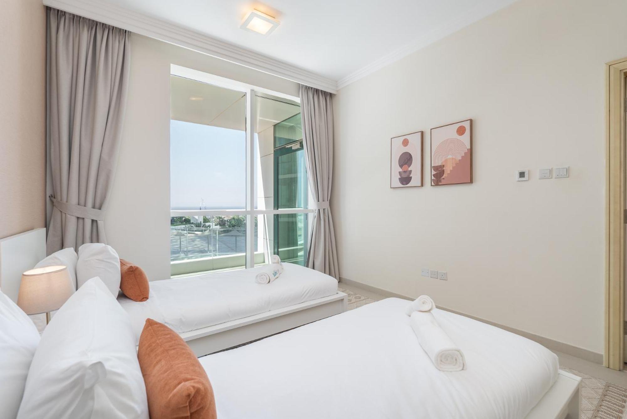 Lavish 3br With Pool Access In Al Bateen *
