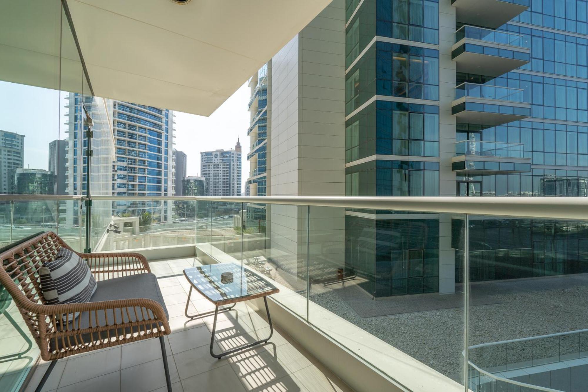 Apartment Lavish 3br With Pool Access In Al Bateen Dubai