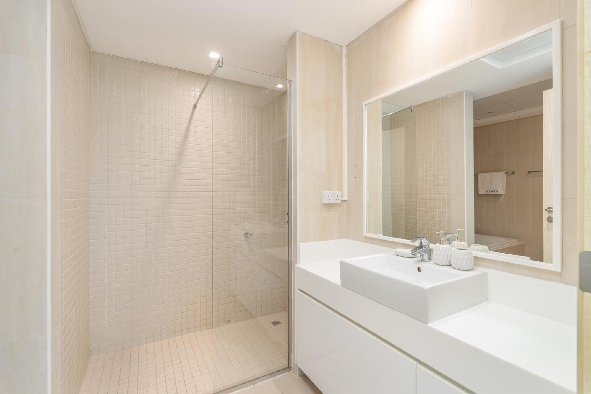 Lavish 3br With Pool Access In Al Bateen