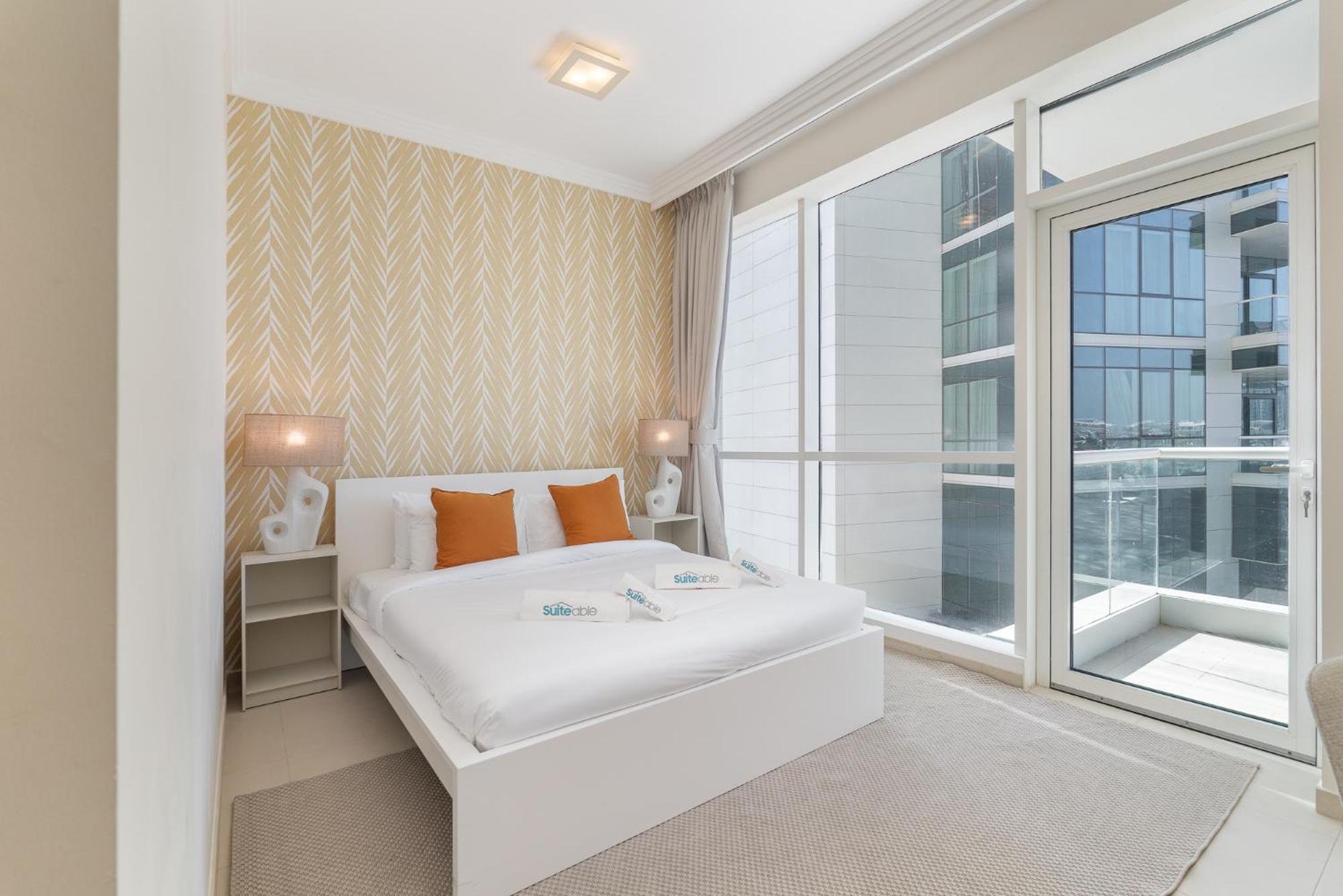 Lavish 3br With Pool Access In Al Bateen Apartment *